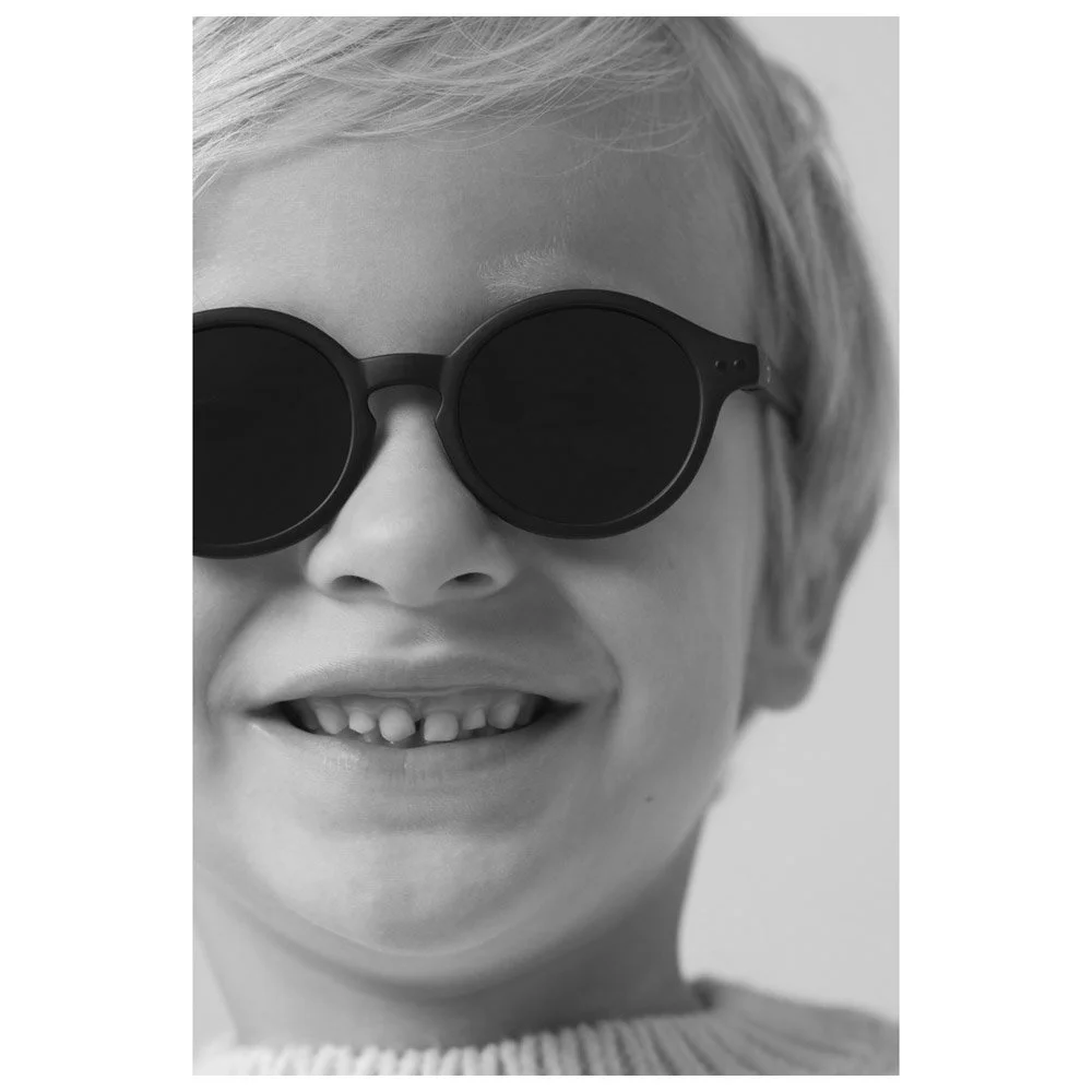 Lunettes De Soleil Izipizi Sun Kids + Red 8 Lunettes De Soleil Izipizi Sun Kids + Red – Image 6
